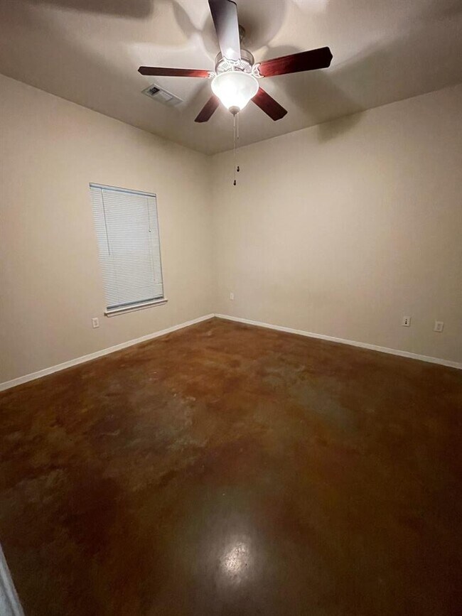 Building Photo - 910 W 25th St