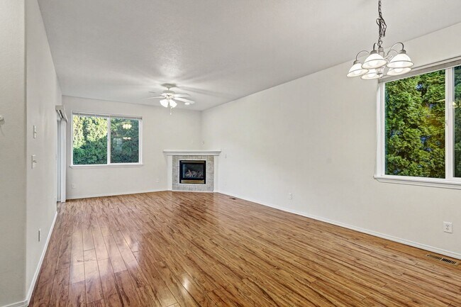 Building Photo - Two-Story 3 bed, 2.5 bath Home in East Salem with Large Bonus Room!