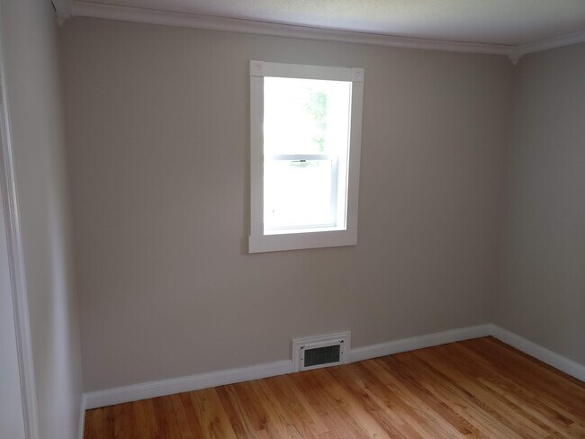 Building Photo - 4-Bedroom Home for Rent Summer 2026