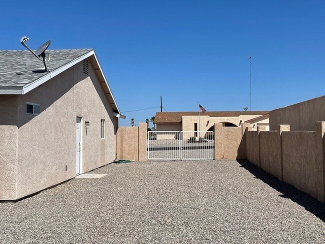 Building Photo - Move in ready, Call for a showing.
