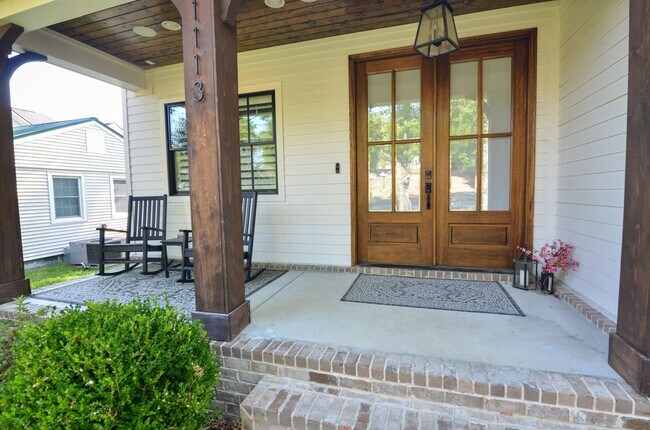 Building Photo - Fully Furnished in Downtown Franklin