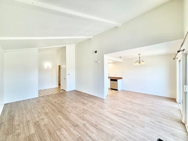 Building Photo - Oxnard | Welcome to the Pearl of Oxnard Du...