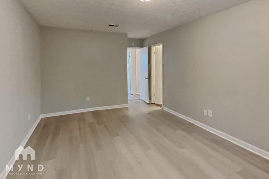 Building Photo - 3047 Brook Hollow Dr