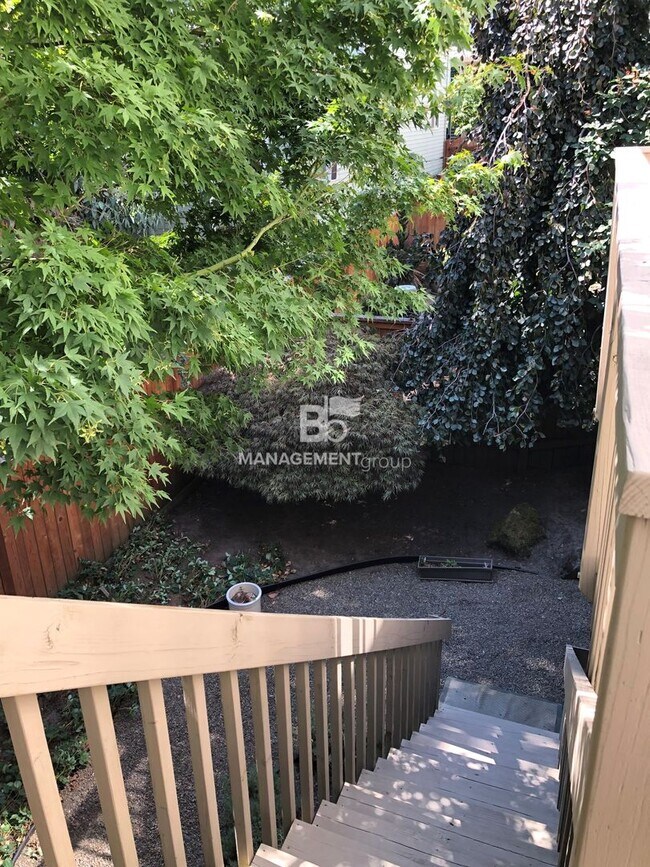 Building Photo - Gorgeous John's Landing Townhome- Luxurious Interior Renovation!