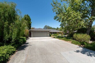 Building Photo - Beautiful, meticulously updated and  maint...