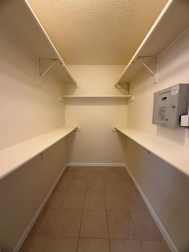 Building Photo - 323 Moss Hill Dr