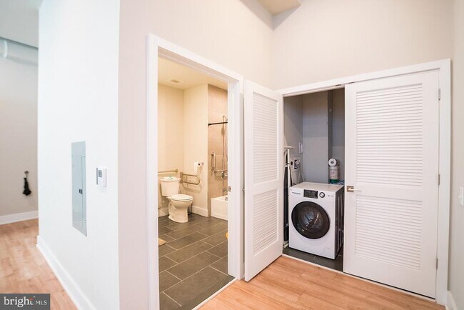 Building Photo - 1300 S 19th St