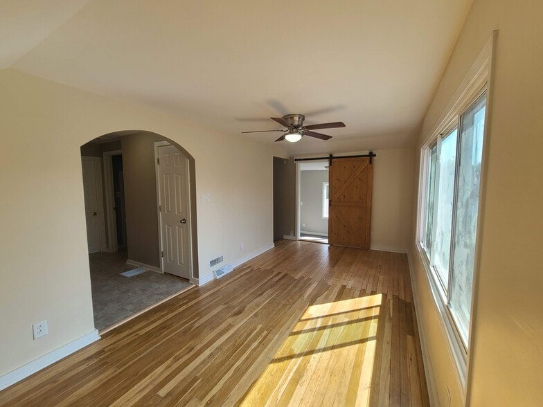 Upstairs living room - 707 E Wood St