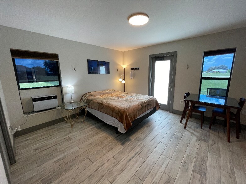 Building Photo - 2116 NE 8th Pl