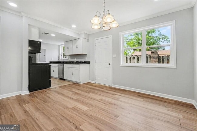 Building Photo - 2952 N Dekalb Dr