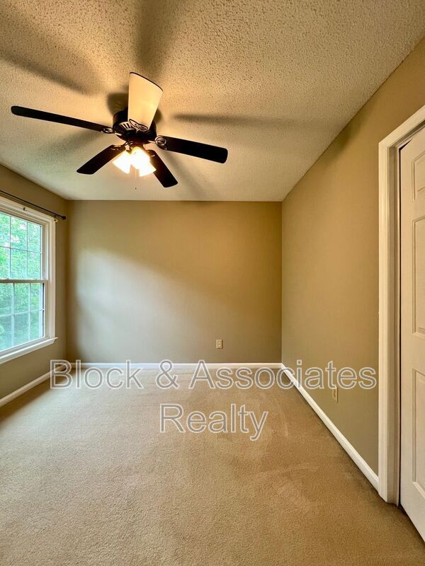 Building Photo - 1613 Round Hill Cir