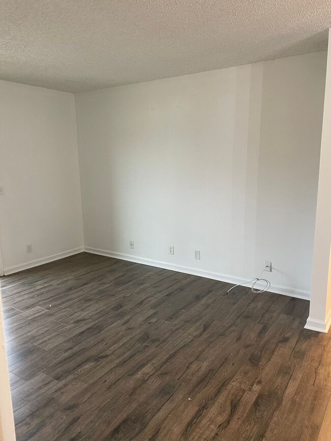 Building Photo - Awesome 2 Bedroom Condo Near the River!