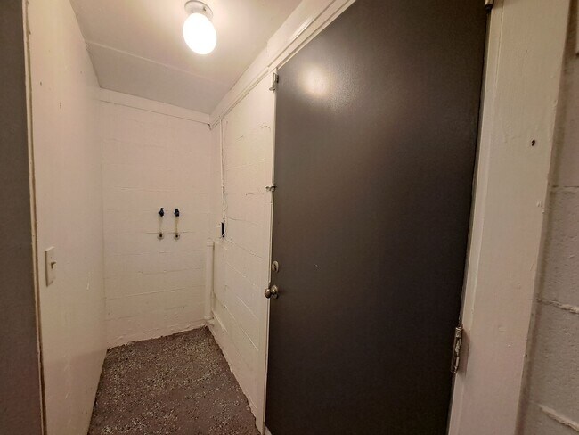 Building Photo - Recently Renovated 3BR/1BA Home!
