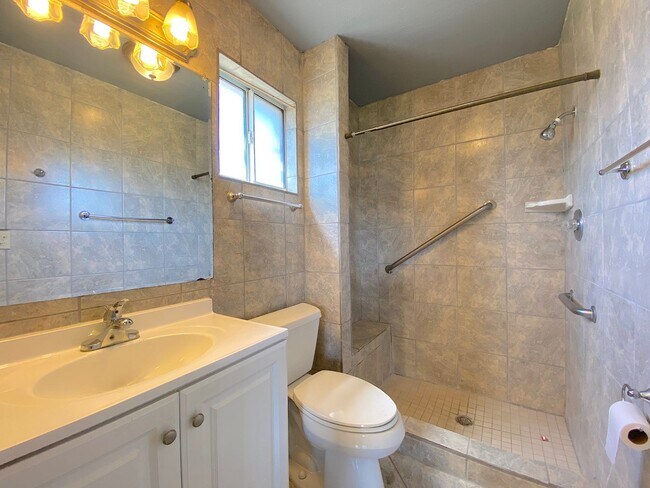 Building Photo - Northeast El Paso 3 bed with Refrig A/C