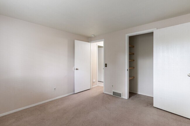 Building Photo - 3406 Avon Ct