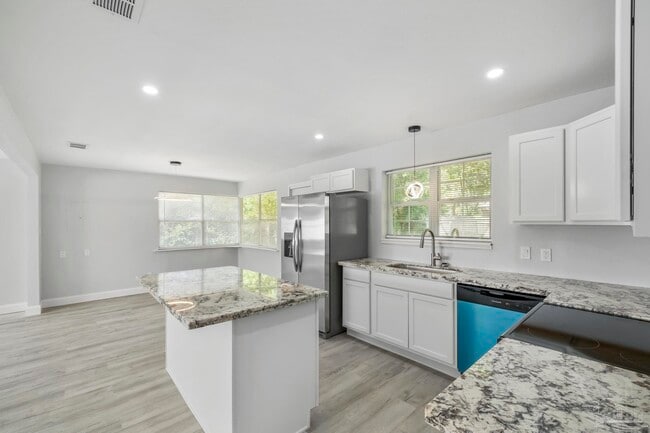 Building Photo - 1029 Kearny Dr