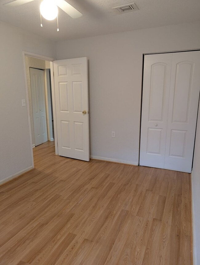 Building Photo - 2/1 Condo with screened porch and community pool