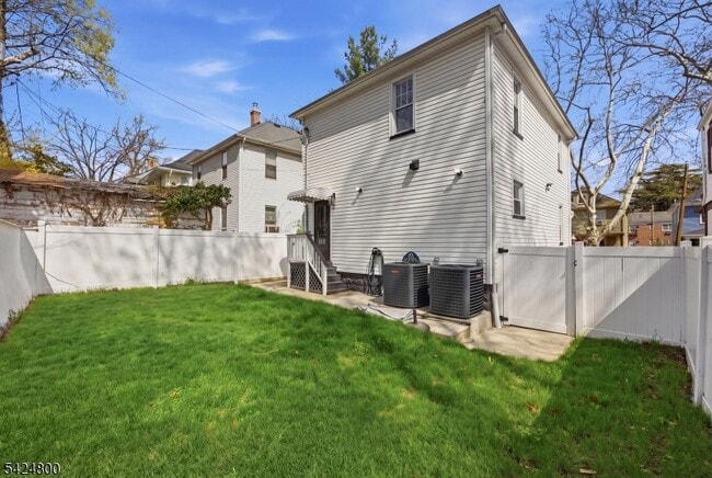 Building Photo - 40 Edgewood Rd