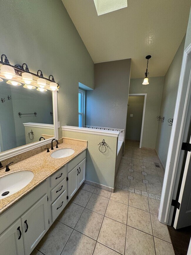 Building Photo - 5 Bedroom Home in Broadmoor Bluffs