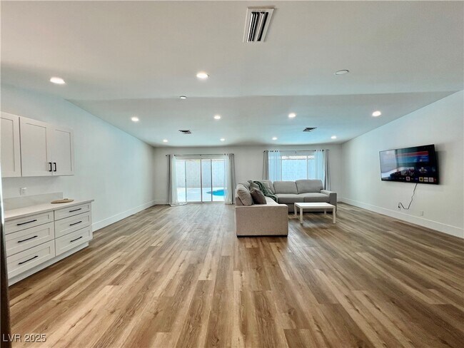 Building Photo - 6191 Bullion Blvd