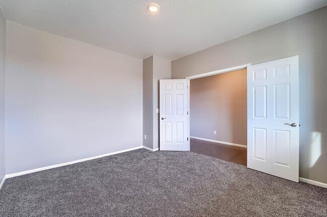 Building Photo - Gorgeous 4 bed, 3 bath, loft and an office!