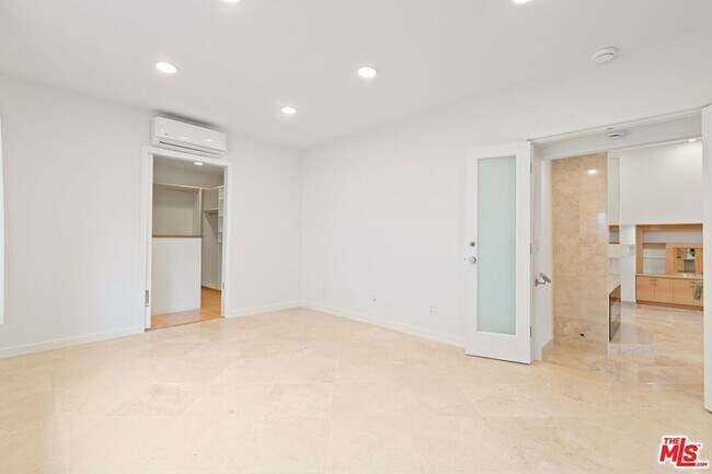 Building Photo - 516 1/2 Hill Street Unit