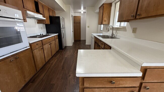 Building Photo - "Charming 2-Bed, 2-Bath Oasis in Phoenix - Your Cozy Retreat Awaits!"