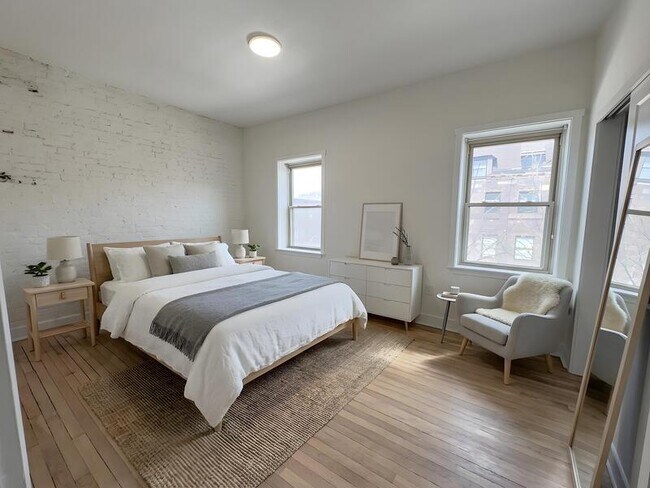 Building Photo - 1936 Green St