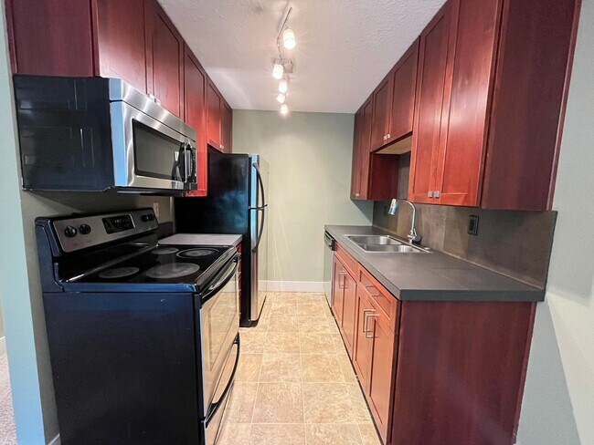 Building Photo - Lovely Private 2Bed + 1Bath Westmoreland Condo!! Secured Entry Building & Parking!