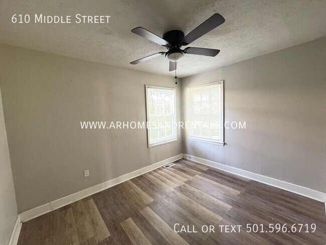 Building Photo - 610 Middle St