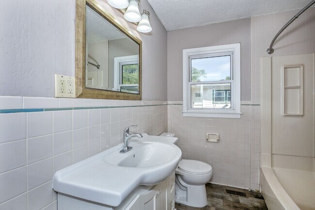 Building Photo - 545 Riverview Ave