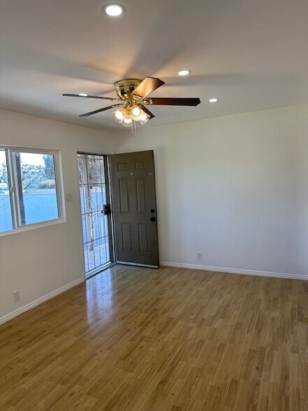 Building Photo - 435 W Acacia Ave