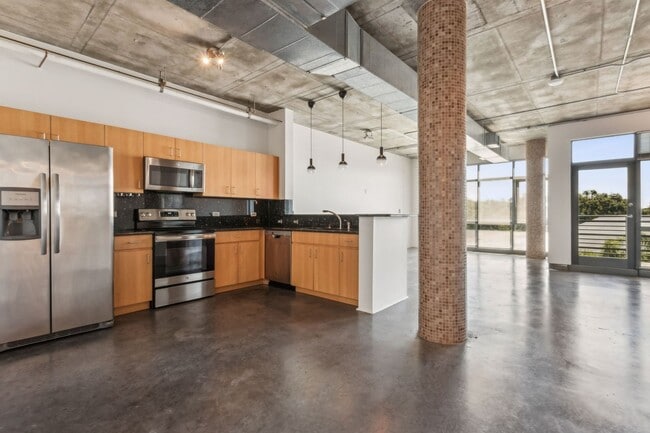 Building Photo - Loft Condo in Downtown Orlando