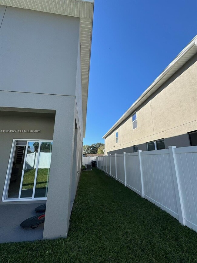 Building Photo - 649 N Lincoln St