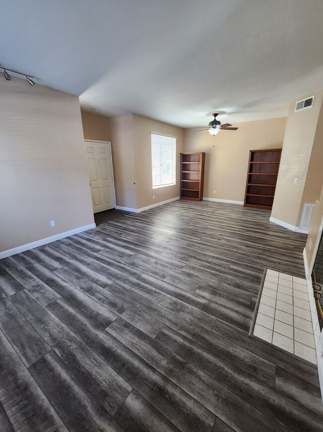 Building Photo - Gorgeous & Spacious 3Bd/2.5Ba, 1,679 SqFt, 2-story Condo - Central A/C & heat, Washer/Dryer - 2 C...