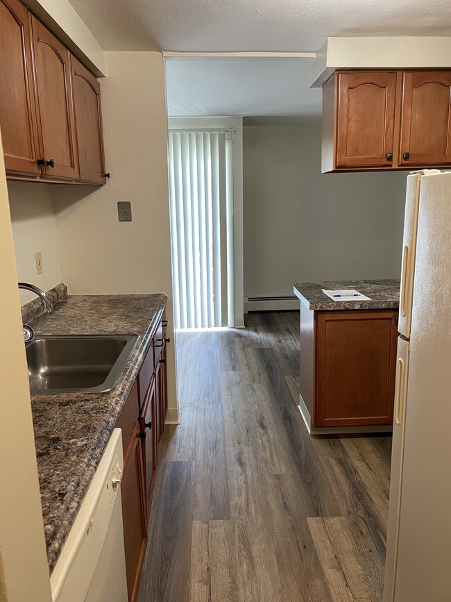 Building Photo - Clay Court Apartments