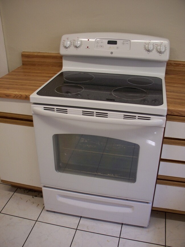 Building Photo - Beautiful Bungalow with heart-of-pine floors