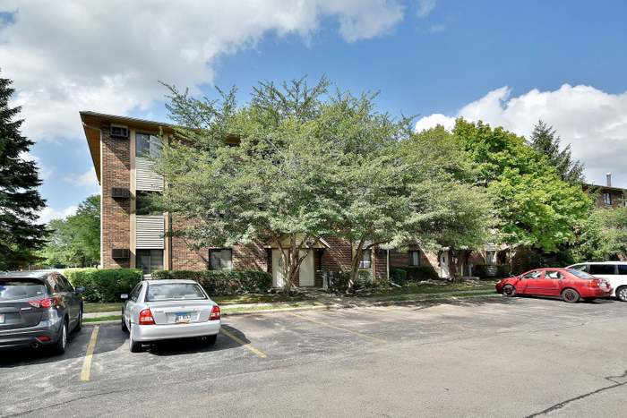 Back Entrance/Parking Lot - 20 Parkside Ct