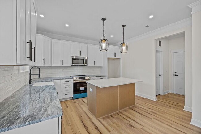 Building Photo - 387 Lake Farm Dr
