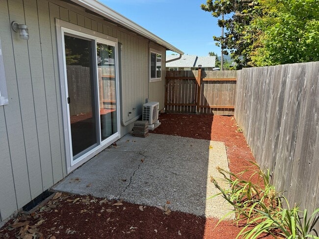 Building Photo - Updated 2 bedroom 1 bathroom dulpex in Springfield!
