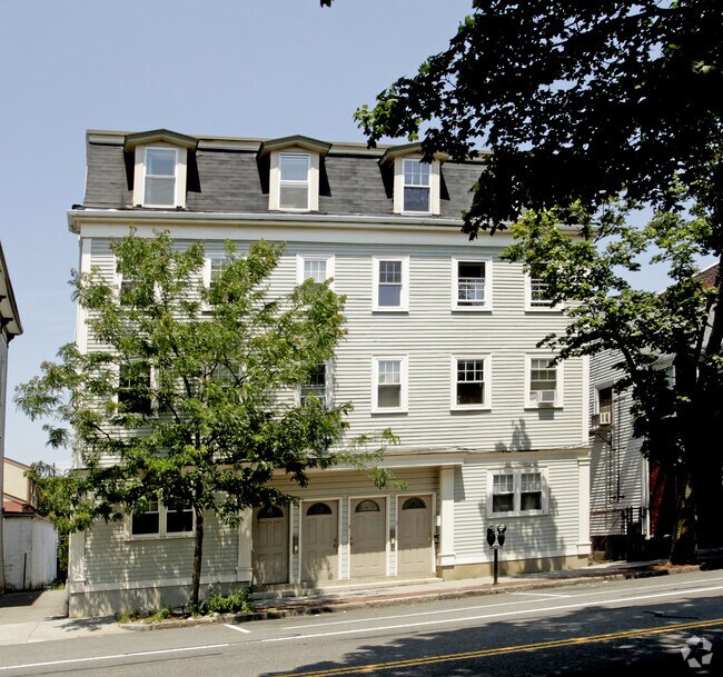 Building Photo - 463 Cambridge St