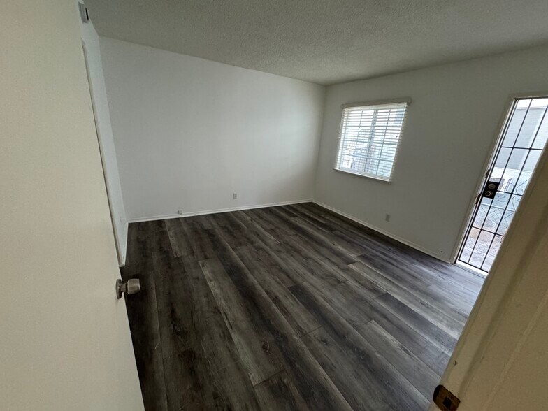 Building Photo - 11974 Walnut Ln