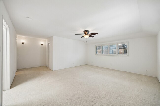 Building Photo - 399 N Post Oak Ln