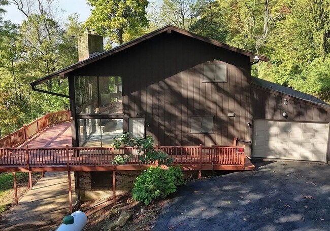 Building Photo - Secluded 3 Bedroom 4 Bath Home