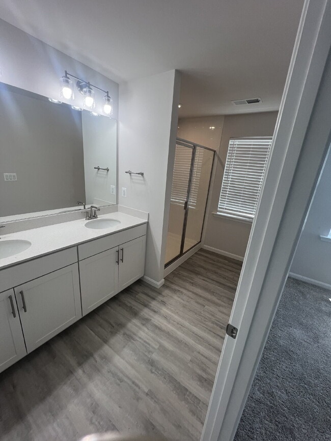 Building Photo - Spacious 3-Bedroom Rental in Sought-After ...