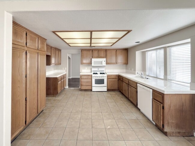 Building Photo - 4 BEDROOM / 3 CAR GARAGE MURRIETA HOME FOR...