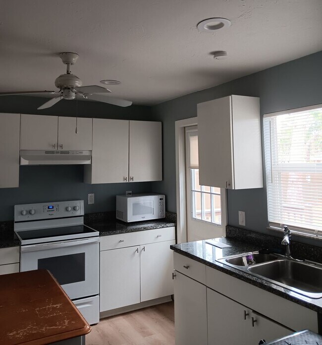 Building Photo - Annual 2 Bedroom + Den / 2 Bath Home – Sar...