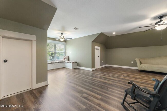 Building Photo - Spacious 5 bed, 4 bath home sits right ins...