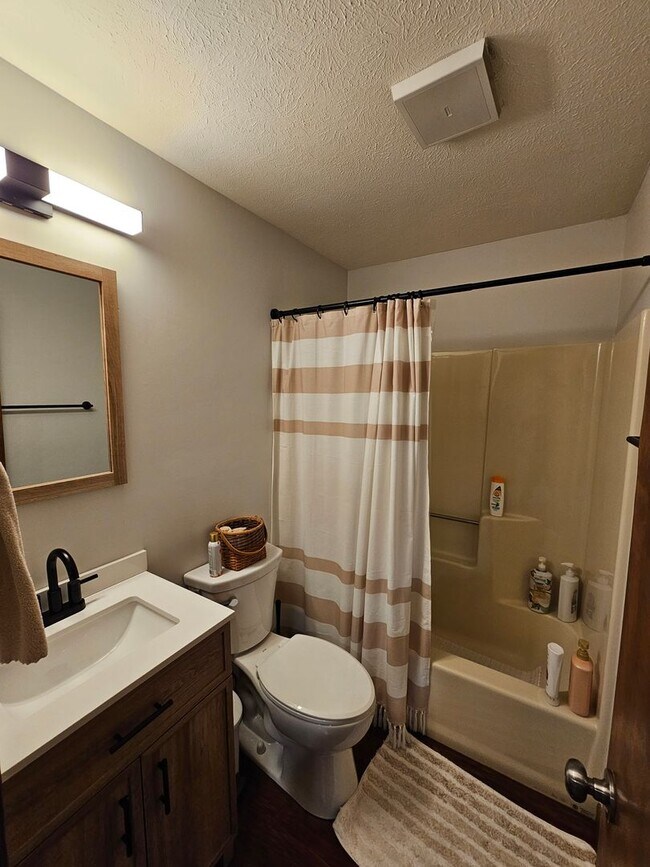 Building Photo - Remarkable 5 Bedroom Home For Rent in Mentor