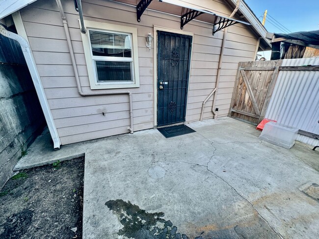 Building Photo - Cozy Oakland 2Bed/1Ba Home in a Private St...